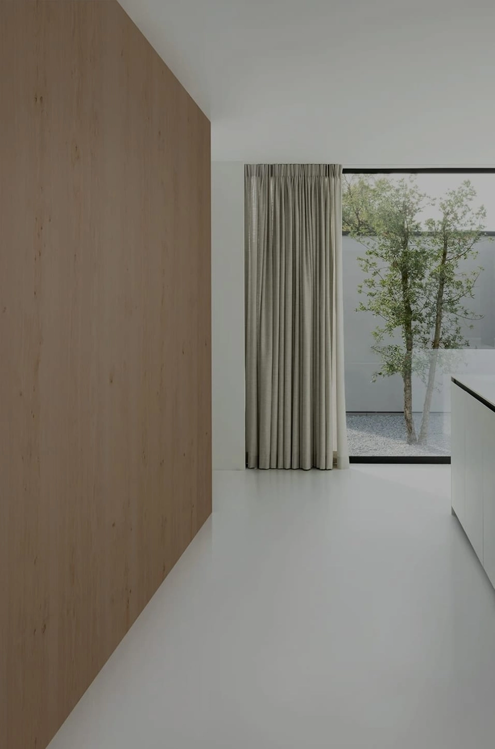 Schneider Bodenbeläge - Bodenleger - Modernes Zimmer mit einer Holzwand auf einer Seite